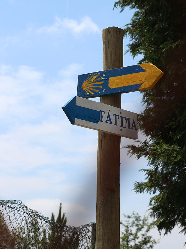 Podstatnou část pěší trasy po úzkokolejce jsme sledovali dvakrát svatou cestu - na sever do Santiaga de Compostela, na jih do Fátimy.