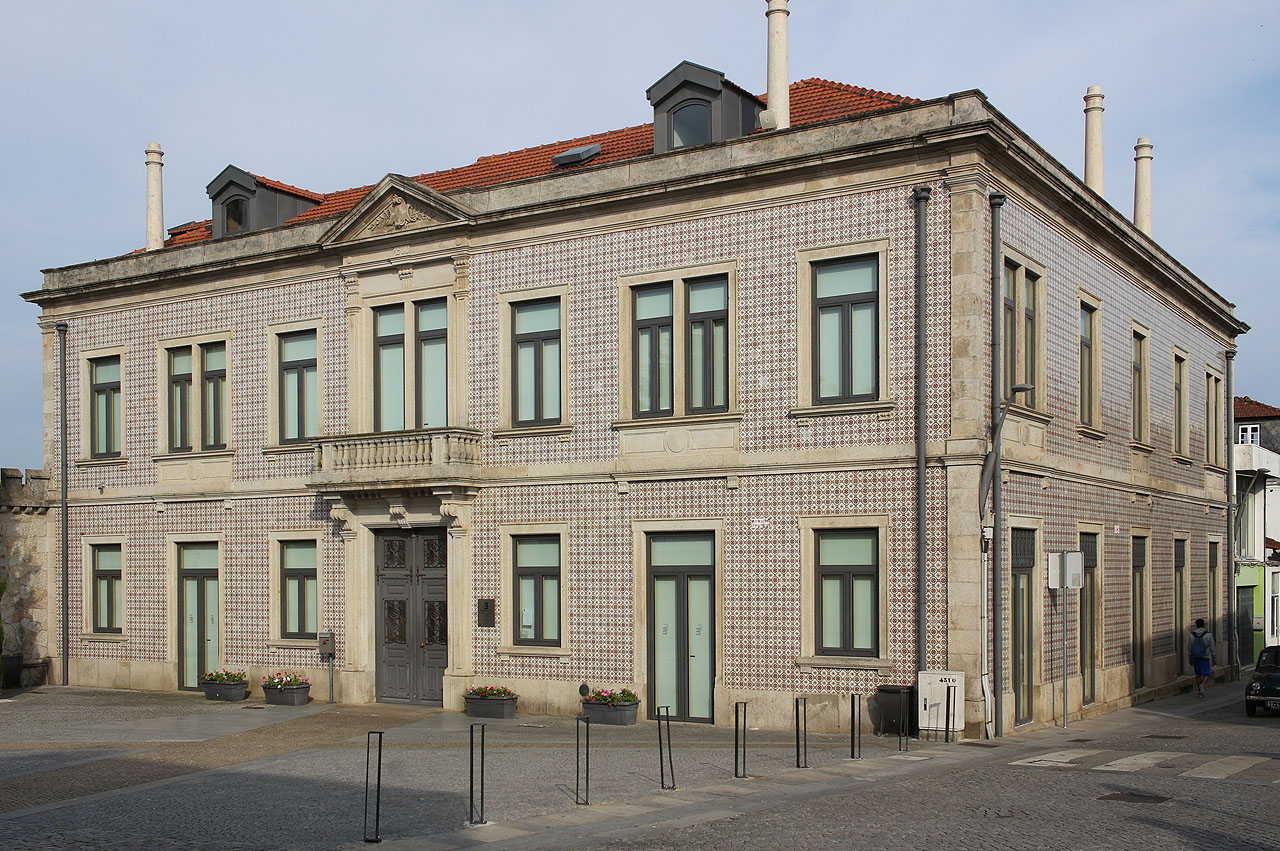 V Albergarii, pěkném městečku plném domů obložených kachlíky, jsem zatoužil po novém tričku. Odpor k nákupu oblečení jsem překonal díky Kole - děkuji.