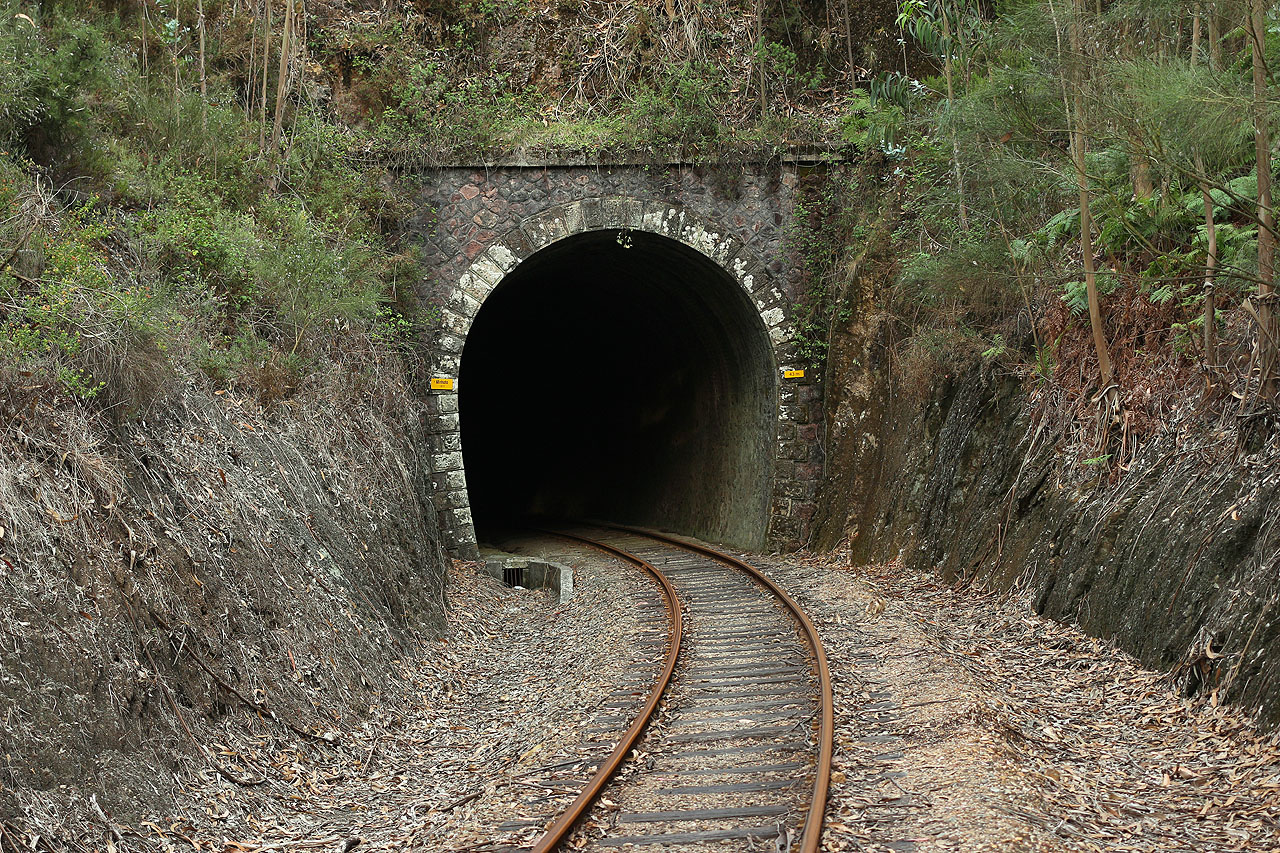 Podvečer jsme strávili obdivováním divoké přírody a technického umu dávných Portugalců na necelých sto let staré dráze skrze „Portugalský Semmering“.