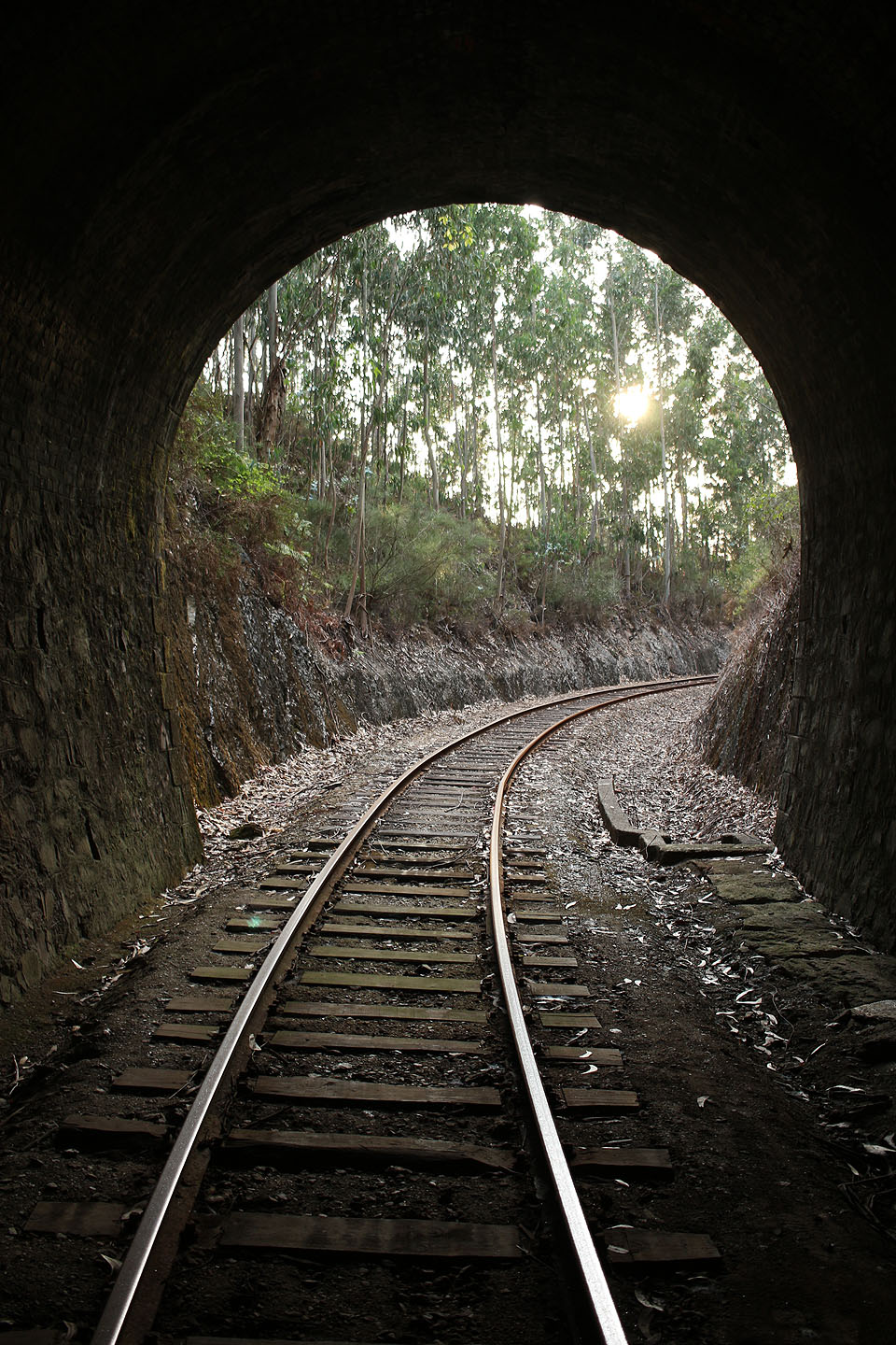 Úzkokolejka se tu víně po svahu a skrze tunely třikrát nad sebou, skoro jako na <a href="/Tema/Šarganská osmica">Šarganské osmici</a>.