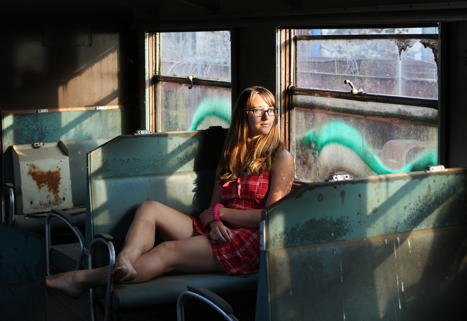 Kamarádka Kola očekává odjezd úzkokolejného motoráčku směrem k lepším zítřkům.