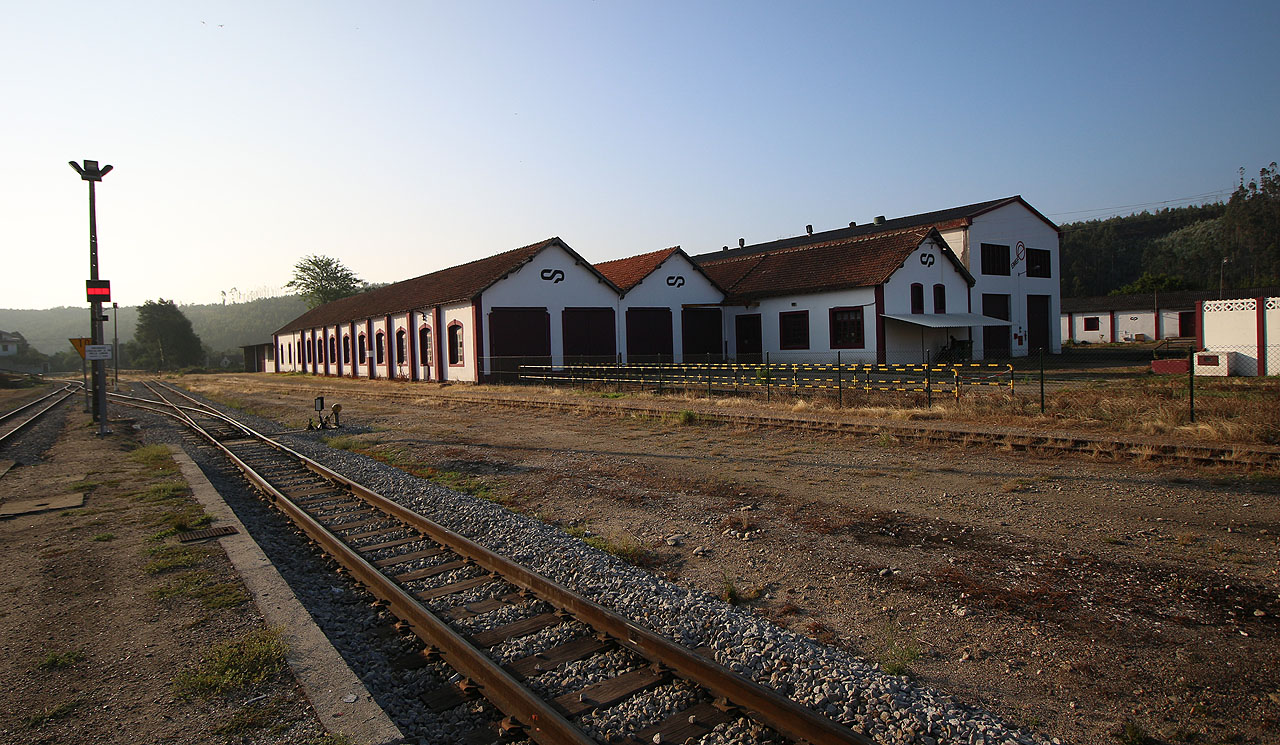 Depo v Sernadě je v provozu. Kromě chřadnoucích historických vozidel ze zadní strany budovy hostí také moderní dílny a poskytuje útočiště současným motorákům.