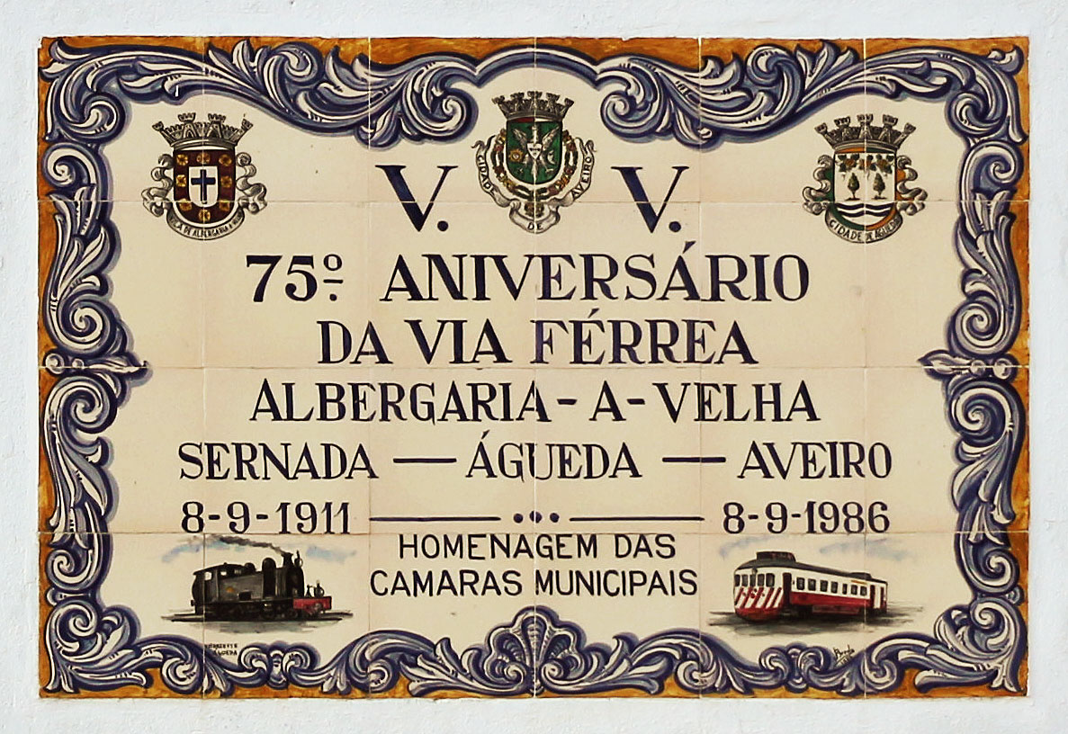 V Águedě má železnice pěknou malovanou keramickou pamětní desku z roku 1986.