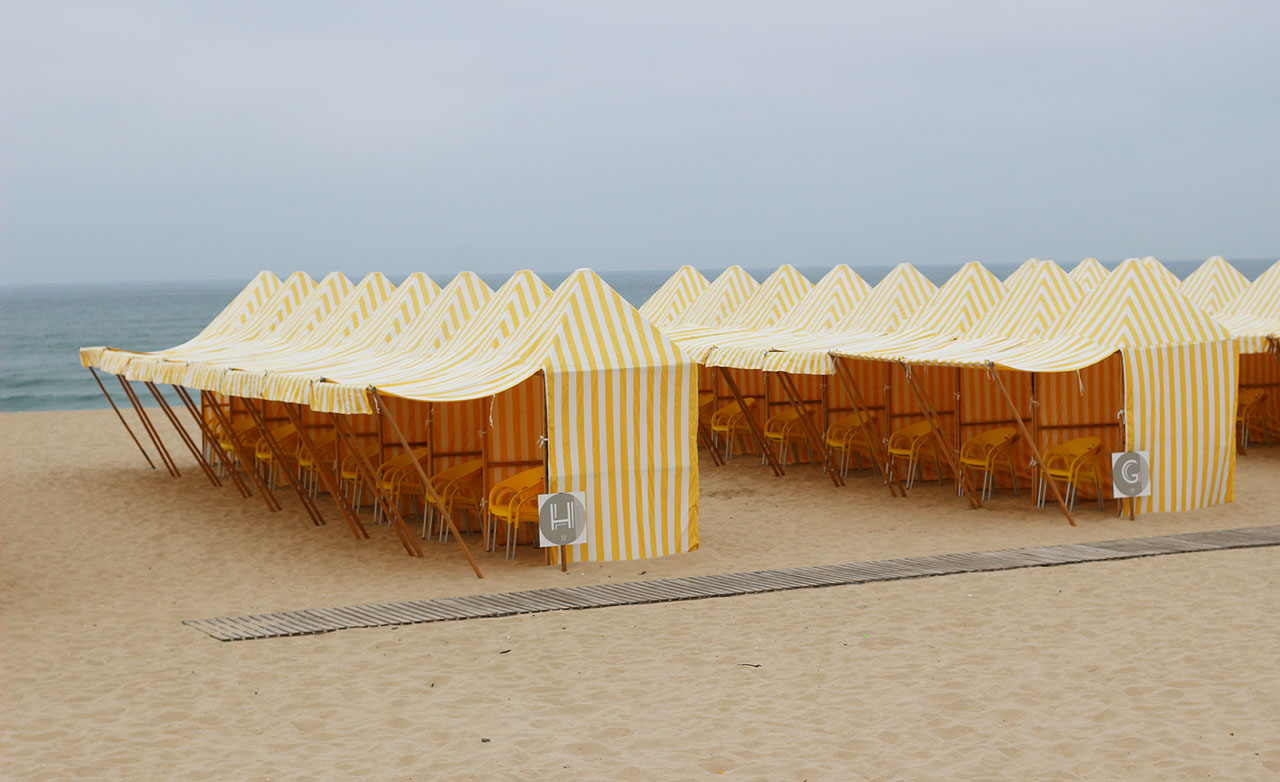 Zázemí pro přespání na pláži v Espinhu nám poskytly legrační plážové stánky. Kdo se chtěl natáhnout, musel spát ve dvou najednou - až do chvíle, kdy nás vyhodil ranní hlídač.