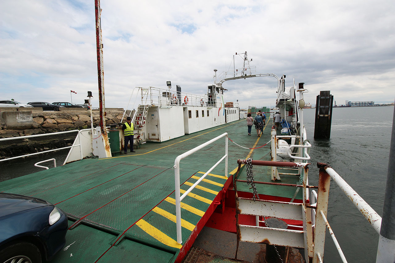 Přeplout trajektem z Aveira na kosu vybíhající do Atlantiku mně před mnoha léty poradila kamarádka kamarádky. První trajekt nám sice těsně ujel díky naší neznalosti portugalštiny, s tím druhým už jsme se ale svezli.