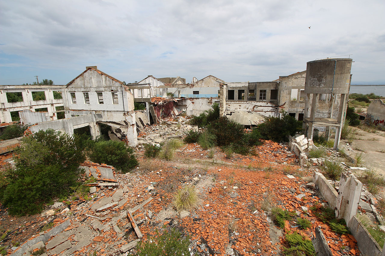 Stejně jako i jinde v Portugalsku, mnoho zdejších staveb je opuštěných a vhodných k průzkumu.