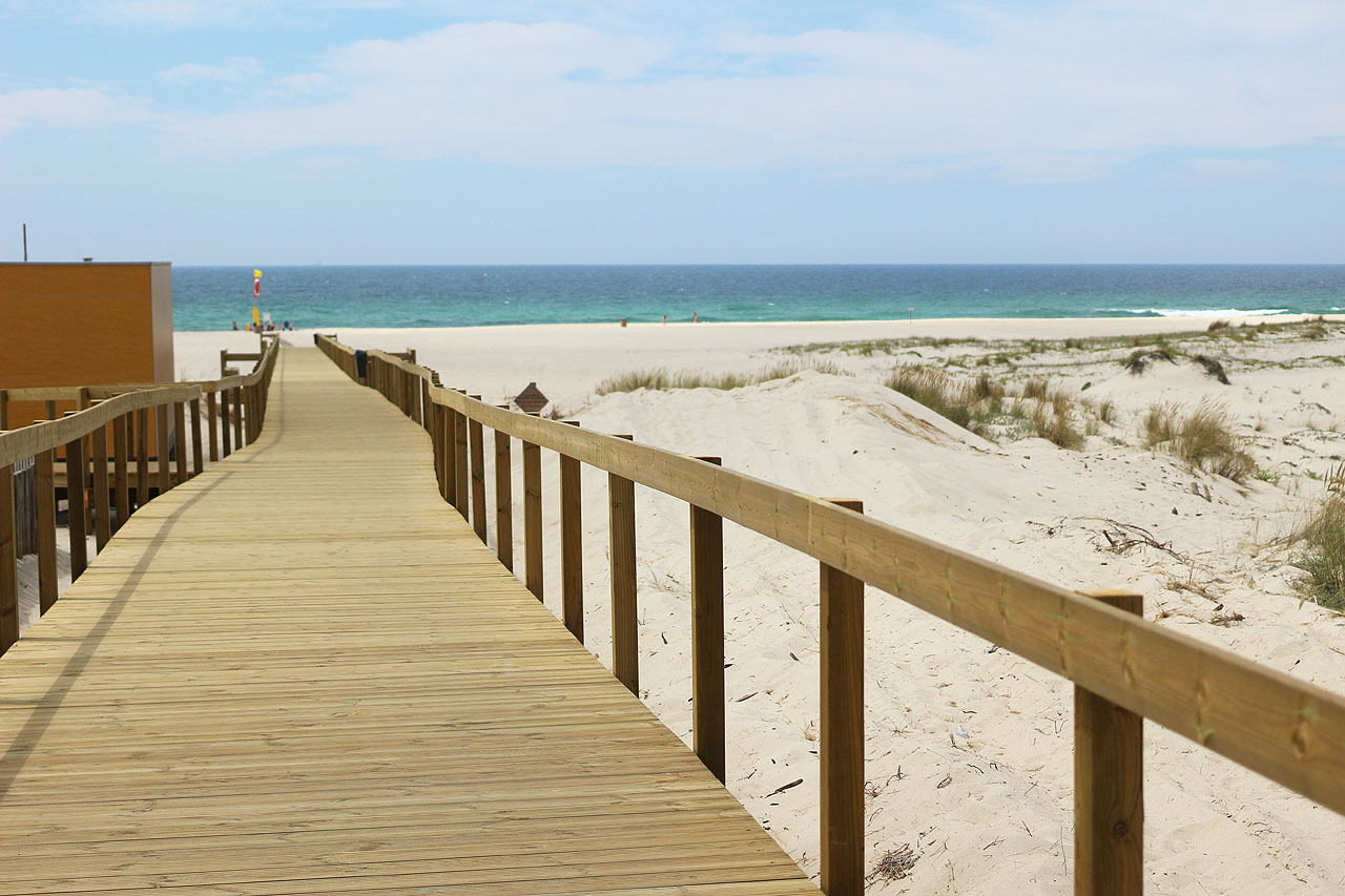 Nicméně lze tu najít i krásné udržované pláže. Dost dlouhé i pro případ, že zrovna nemáte s sebou plavky. Voda Altantiku je ale překvapivě chladnější než bychom čekali.