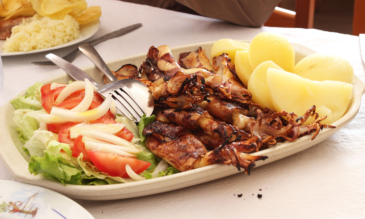 São Jacinto je slavné díky svým specialitám. Třeba chobotnicím, které si objednala Kola (vegetariáni se spokojili se salátem).