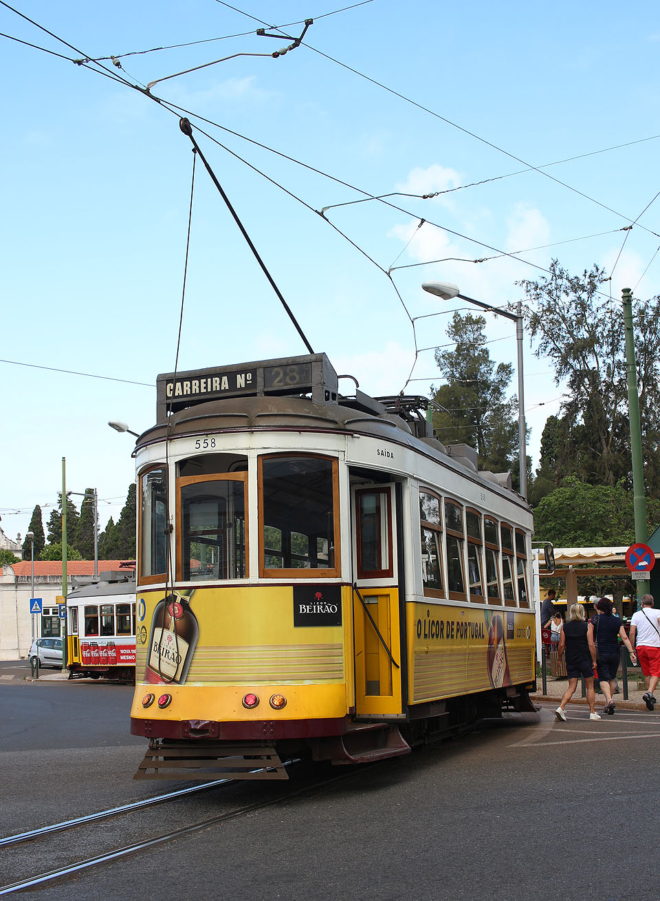 Lisabonské tramvaje jezdí úzkými uličkami po kolejích o rozchodu 900 mm.