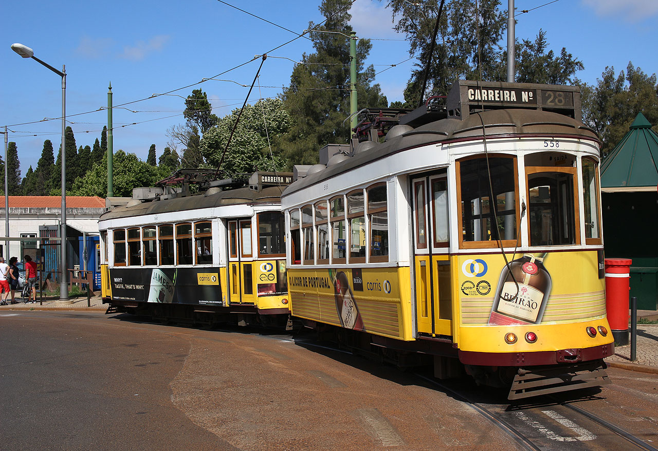 Historické žluto-bílé vozy dodávají městu jedinečný kolorit.