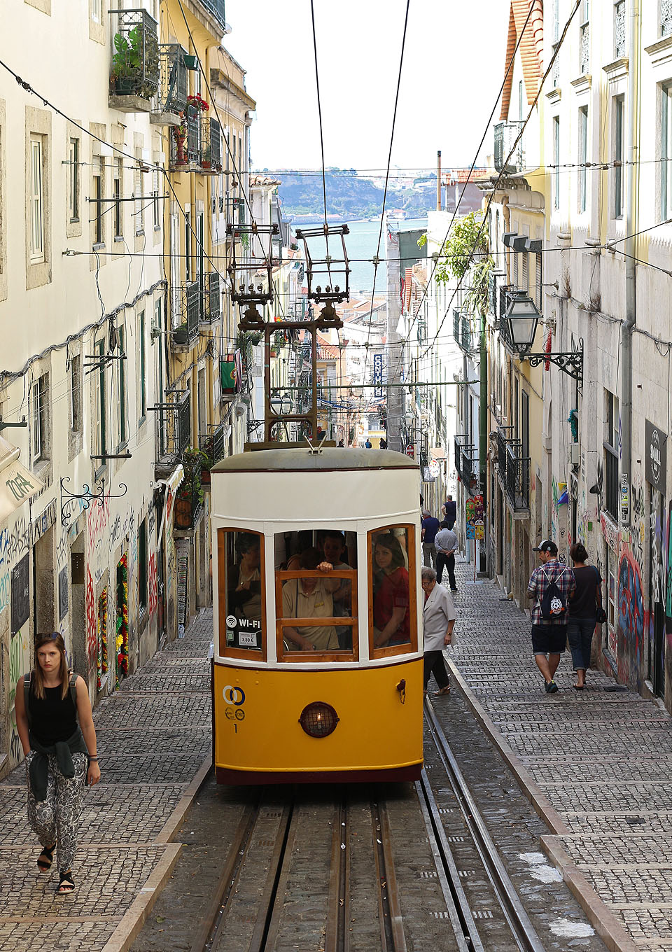 Ve stejných barvách jsou i lanovky, které šplhají po strmých pobřežních svazích od moře do vyšších ulic.