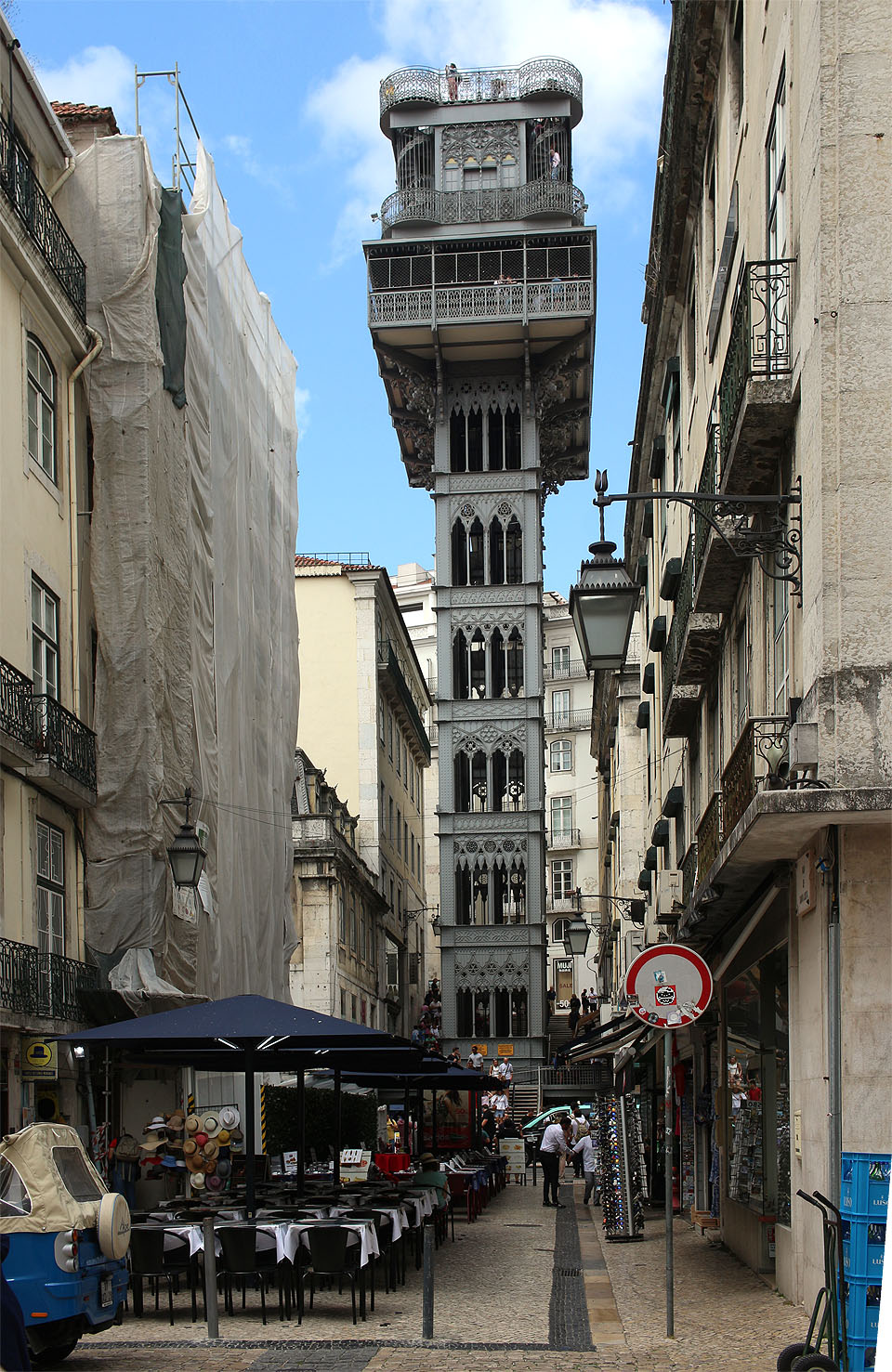 Koho by nebavila cesta pozemní lanovkou, může se do vyšších ulic vypravit litinovým výtahem Santa Justa z roku 1900. Zdá se, jako by vypadl z některého z mých šílených stínadelských snů.