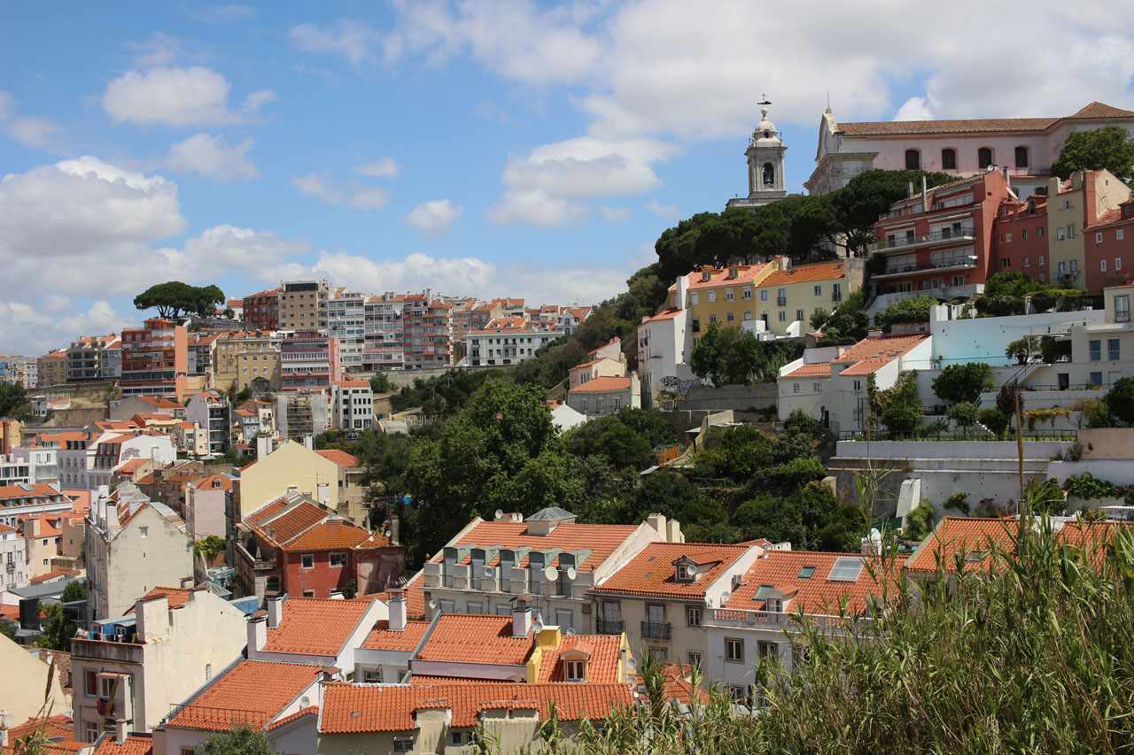 Město je nádherně členité a kopcovaté a výšiny zdolávají historické i moderní trmavaje, lanovky výtahy i jezdící schody.