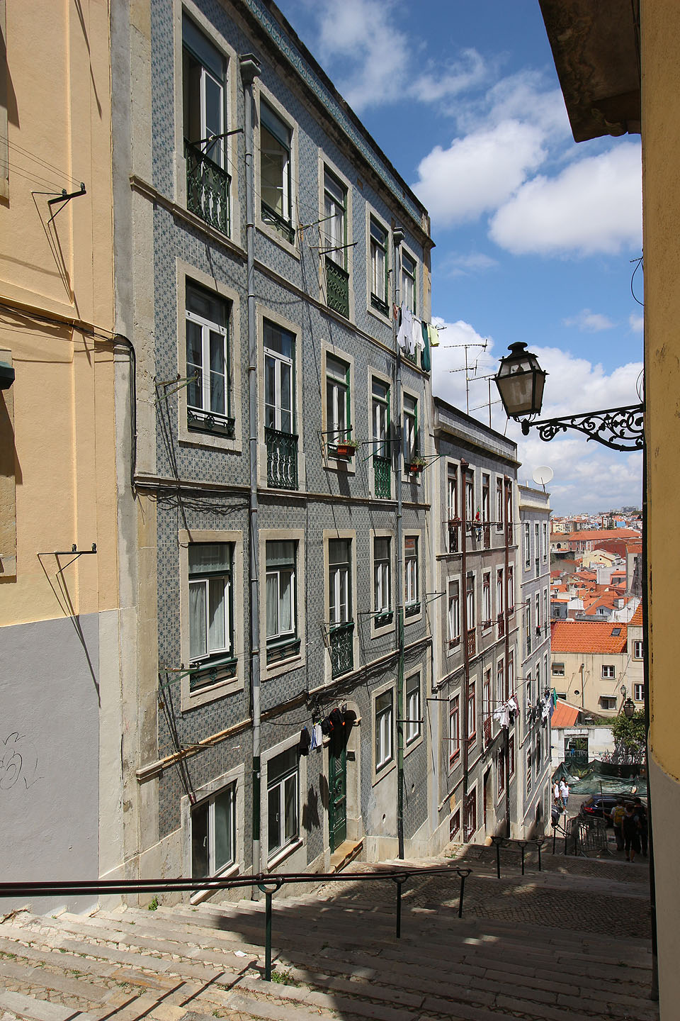 Úžasnou atmosféru Lisabonu dokreslují fasády domů obložené keramickými kachličkami, často ještě malovanými jemnými ornamenty.