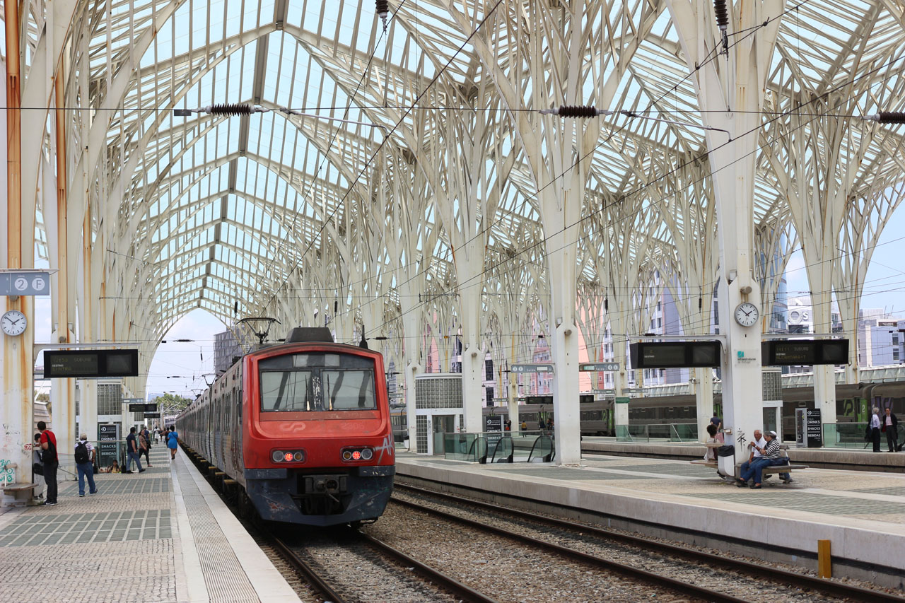Zpět na východním nádraží. Působivou stavbu španělského architekta Santiaga Calatravy otevřeli Lisaboňané v roce 1998. Dnes místy lehce rezaví.