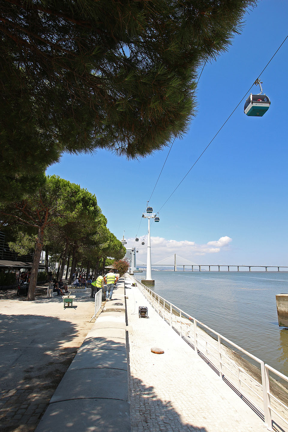 Kromě všech ostatních druhů dopravy si nad Lisabonem můžete užít také cestu klasickou lanovkou.