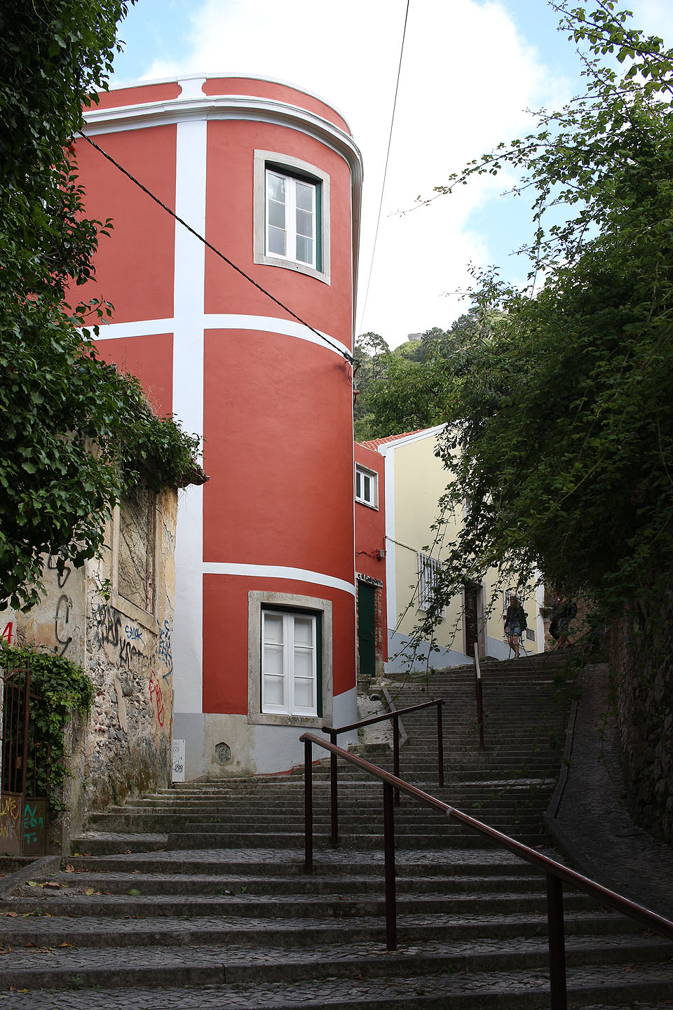 Bezesporu jedno z nejzajímavějších míst v Portugalsku se ukrývá ve městě Sintra, které bylo po staletí letním sídlem portugalských králů. Končí tu železnice z Lisabonu, nicméně dále k moři pokračuje úzkokolejná tramvaj. Místní uličky jsou spletité tak akorát a nad městem se tyčí palác se zahradami v pohádkovém stylu lepším než má zámek v Lednici. Nechybí umělé jeskyně, vodopády, kaple, fontány a proslulá iniciační studna.