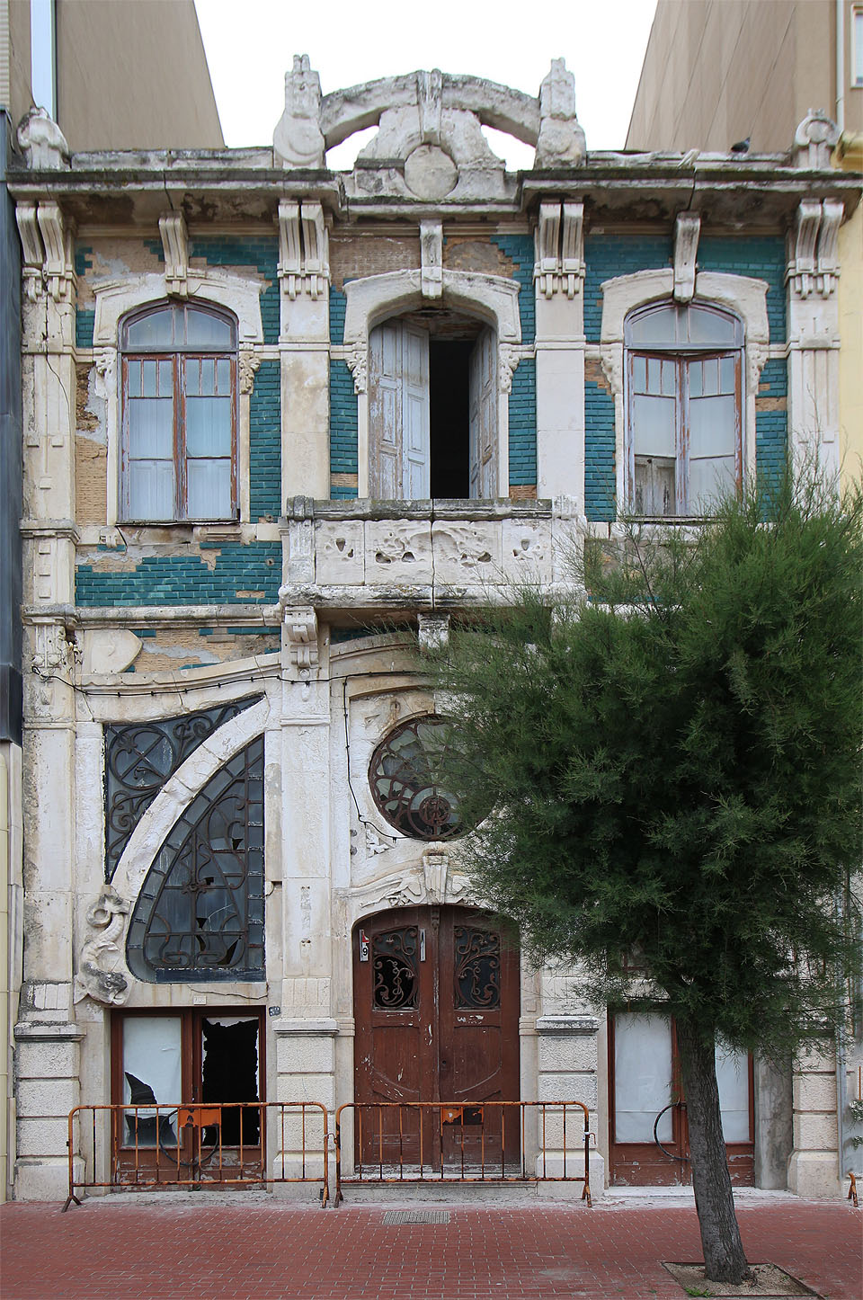 Druhdy honosný secesní dům se vyjímá svojí ušlechtilou krásou i po více než sto letech na hlavní třídě v přímořském letovisku Espinhu.
