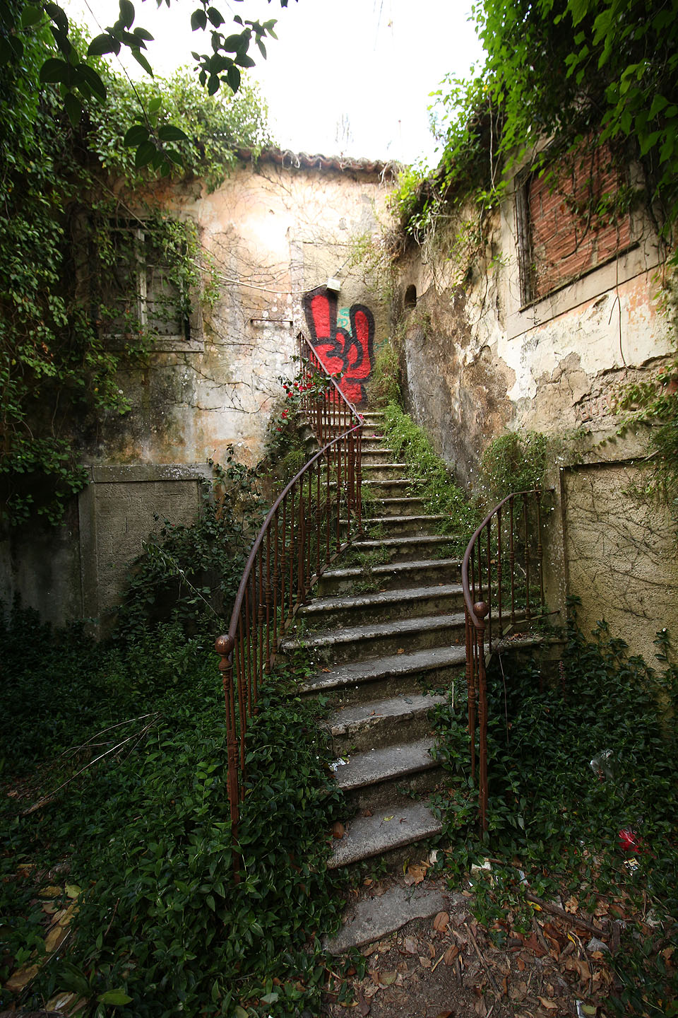 Po cestě k paláci a zahradám na kopci procházíme skrze několik rozkošně opuštěných domů.