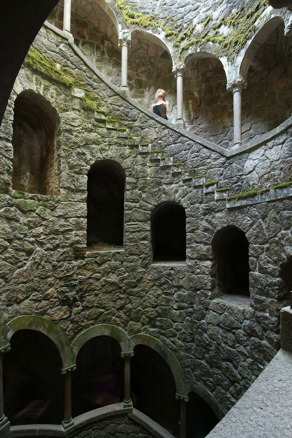 Zřejmě nejznámějším objektem je iniciační studna - válcová konkávní věž vestavěná do rozšířené krasové propasti.