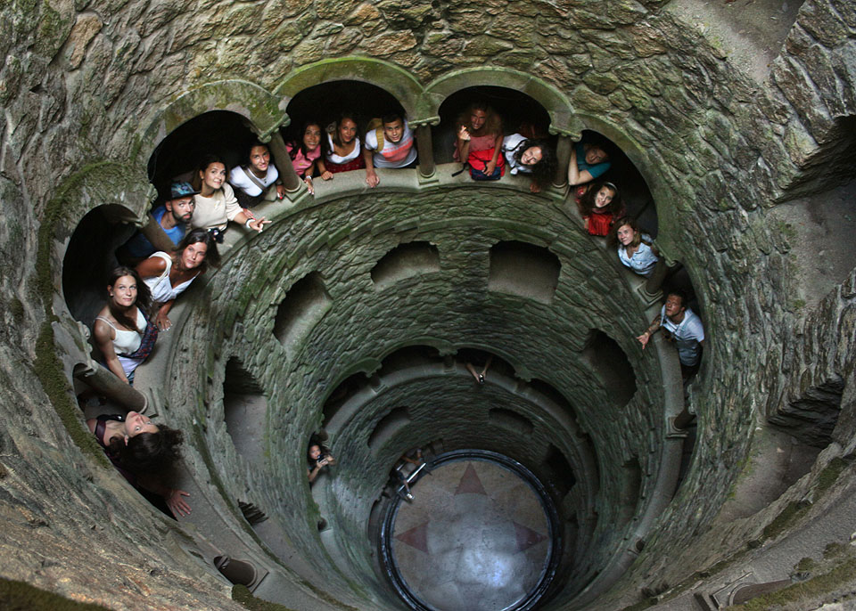 Patro za patrem klesáme po schodech (a fotíme si ruské turistky) až na dno šachty, hluboké 27 m - je tam pořádná tma. Ze dna se dá labyrintem podzemních chodeb dostat do dalších jeskyní v areálu palácové zahrady.