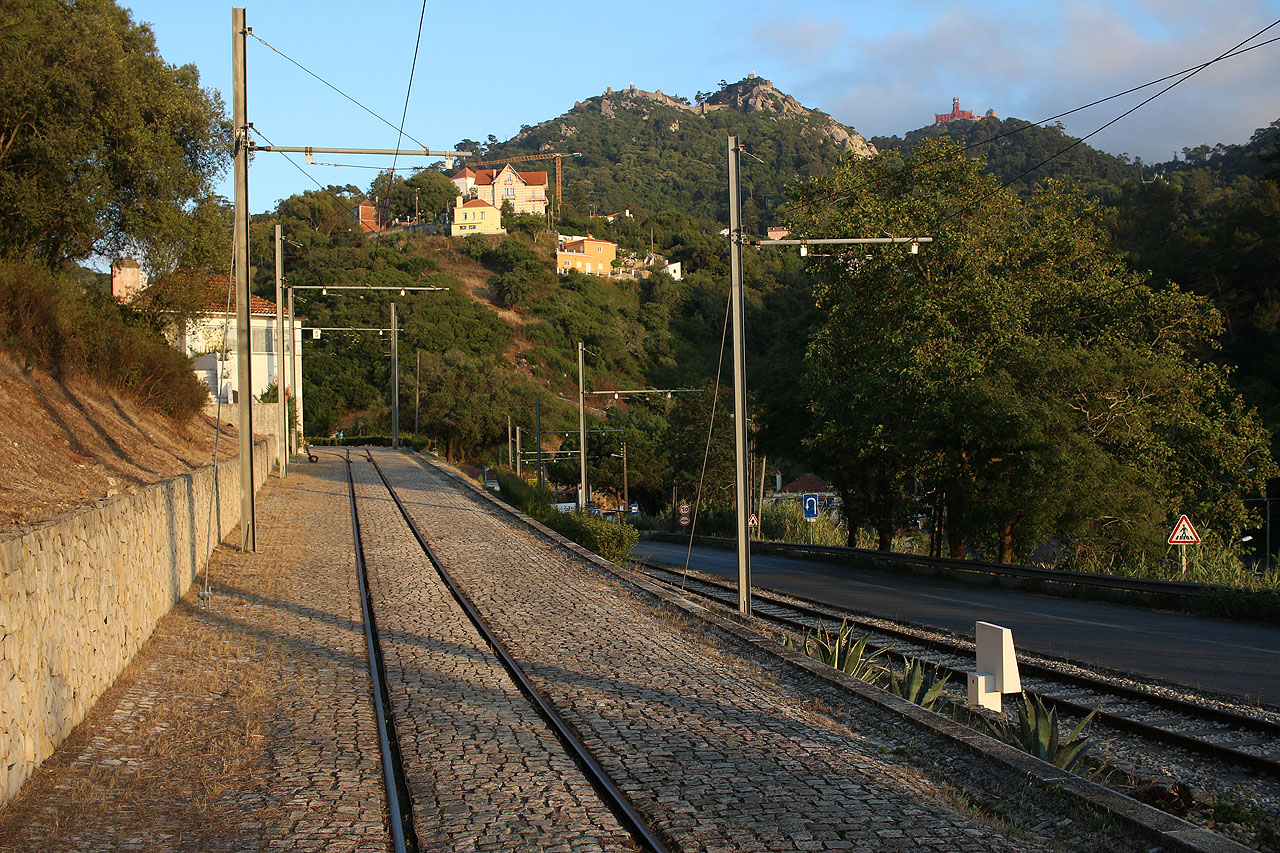 Úzkokolejná tramvaj klesá od paláce k moři do Praia das Maçãs mnoha oblouky v déloce úctyhodných 13 km a také ve značném sklonu. Vozovna se nachází uprostřed kopce za zastávkou Ribeira de Sintra.