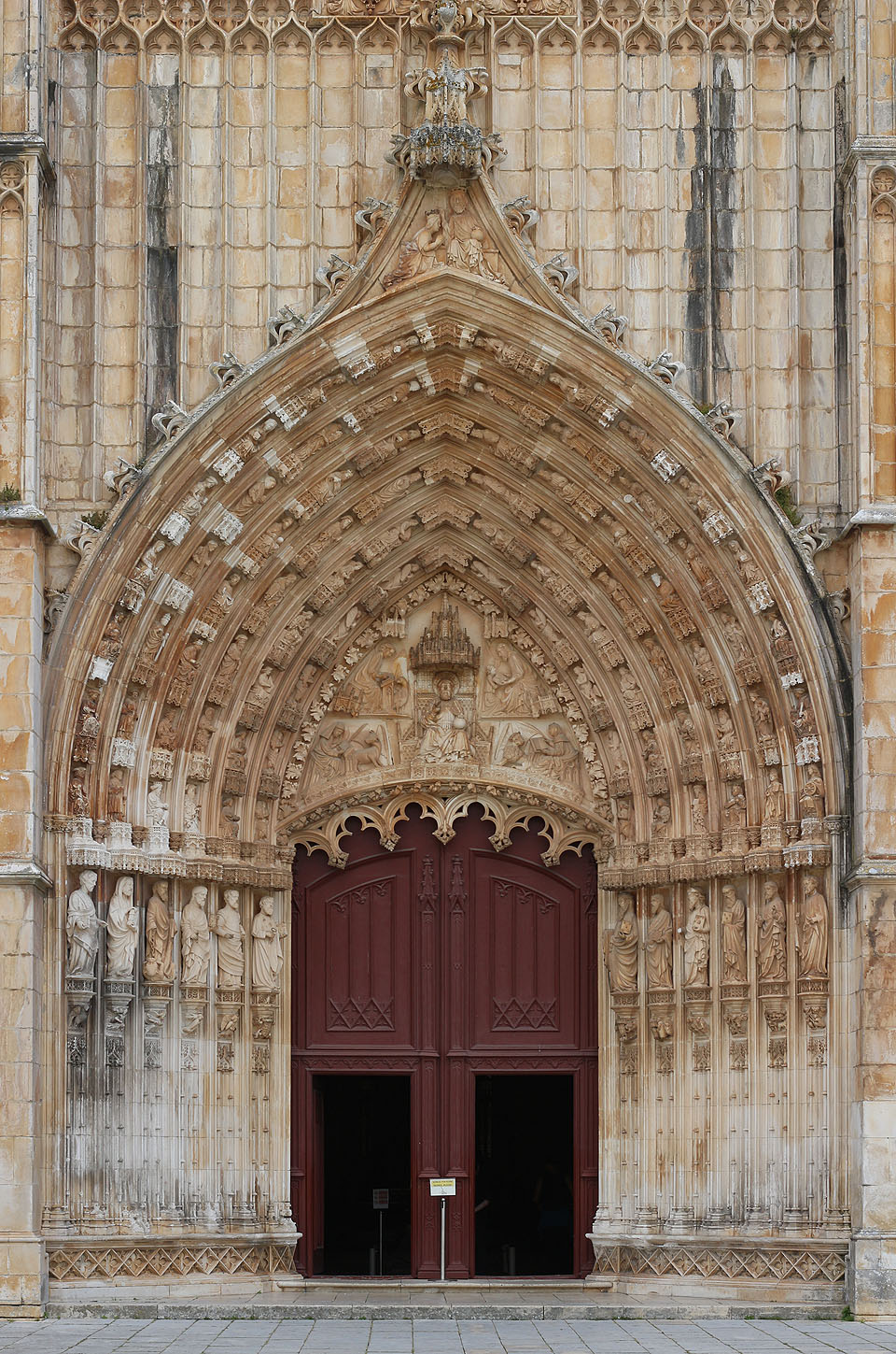 Monumentální portál kostela (katedrálou se nestal) v Batalze.