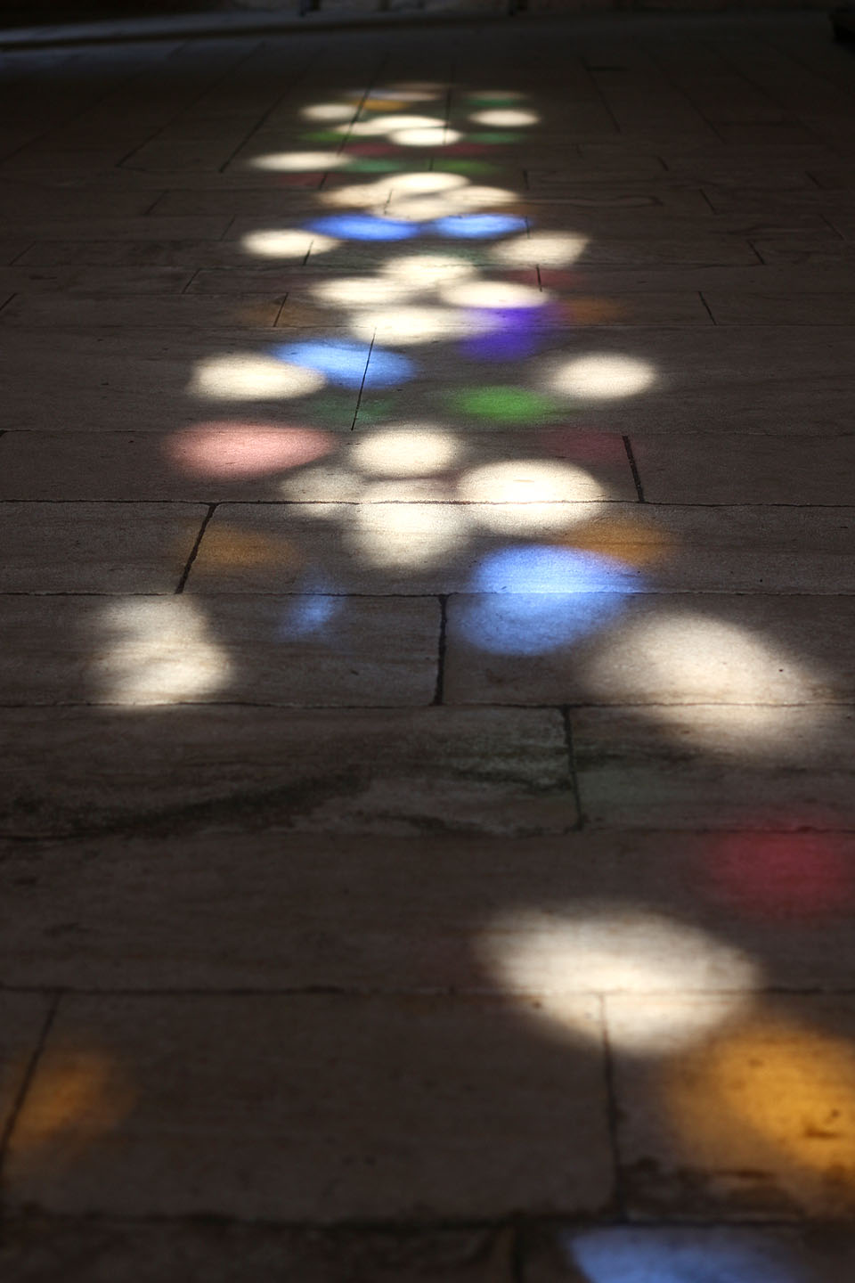 Mihotající barevná světlýka vitráží na podlaze chrámu člověka mohou povzbudit k určité formě usebrání.