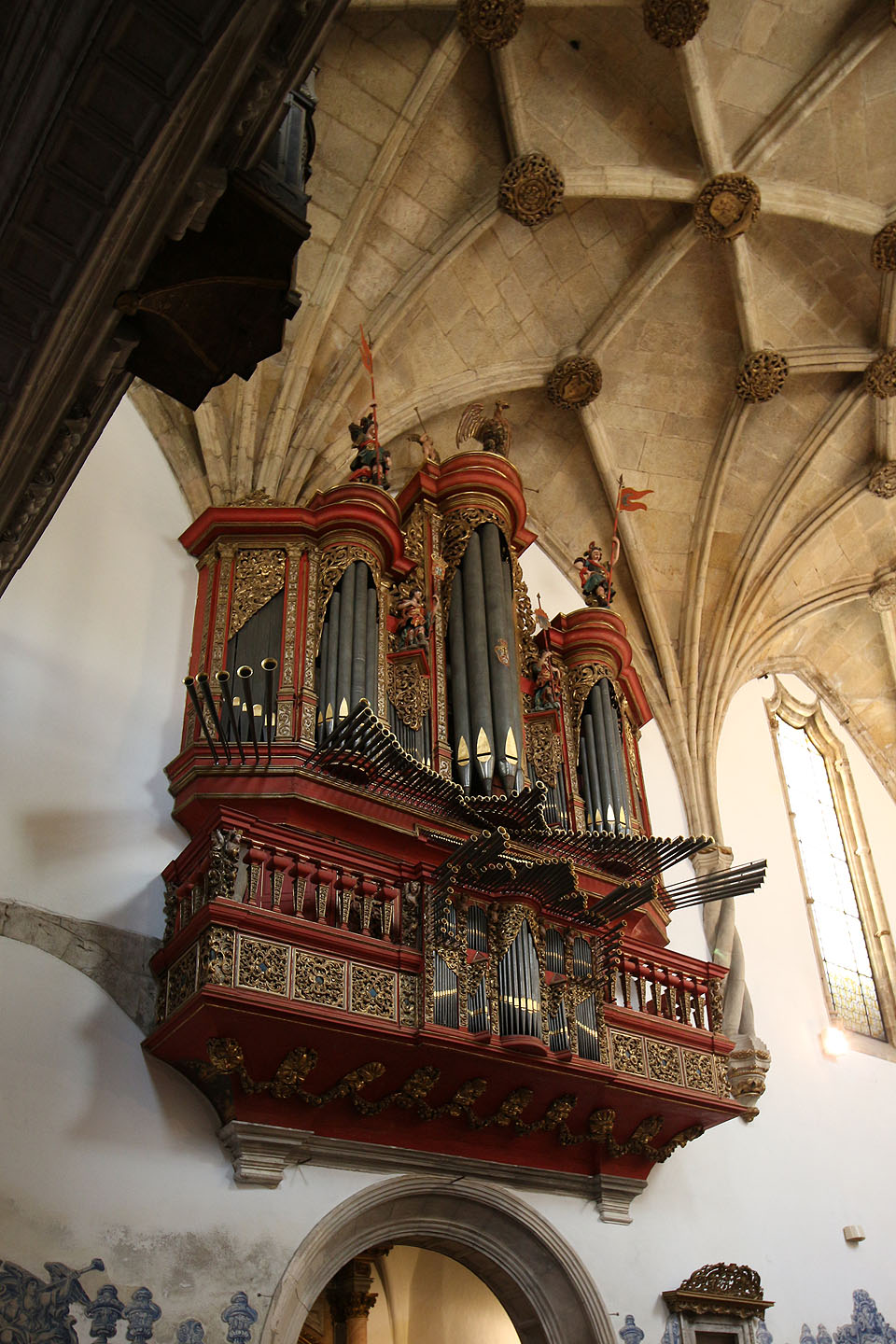 Varhany kostela Svatého kříže v Coimbře mě zaujaly především svojí barevností. Samotný kostel pak množstvím obrazů malovaných modře na bílé kachle.