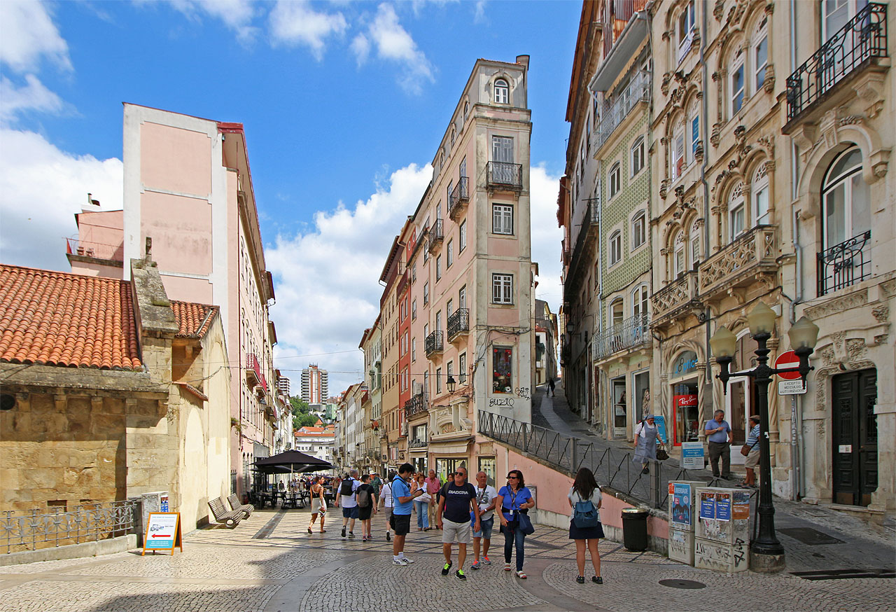 Uličky starého města v Coimbře.