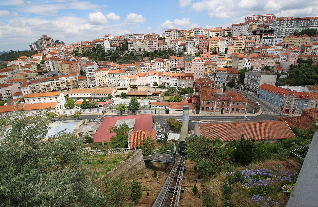 Také Coimbra je příjemně kopcovaté město. Pozemní lanovka však byla v době naší návštěvy již nekolik let mimo provoz.