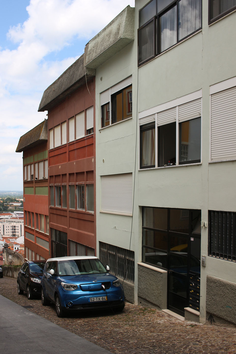 Nabíjení plug-in aut z domácí zásuvky - bude to snad běžný obrázek blízké budoucnosti i v českých ulicích?