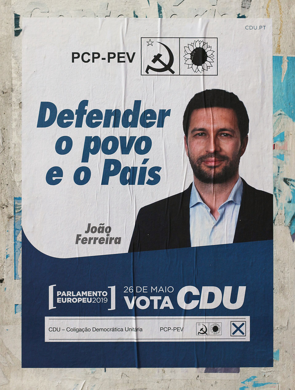 V Portugalsku aktuálně vládne koalice socialistů, komunistů a zelených - srp, kladivo a rudá hvězda jsou zde proto běžnými symboly.