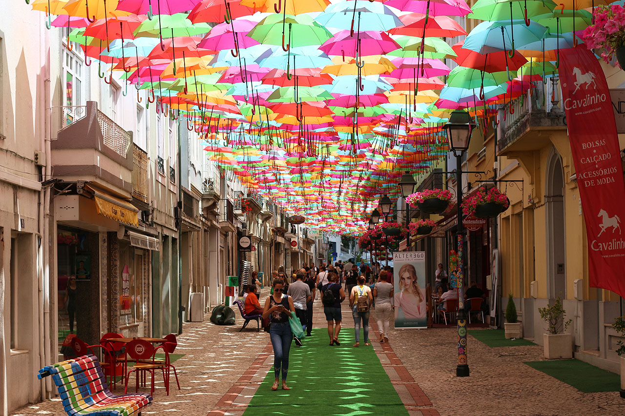 Aguédu jsme navštívili na přímé doporučení milé paní v restauraci v Aveiru. Kola se jí jenom zeptala, jak se jmenuje její zákusek a už jsme měli za úkol navštívit město deštníků!