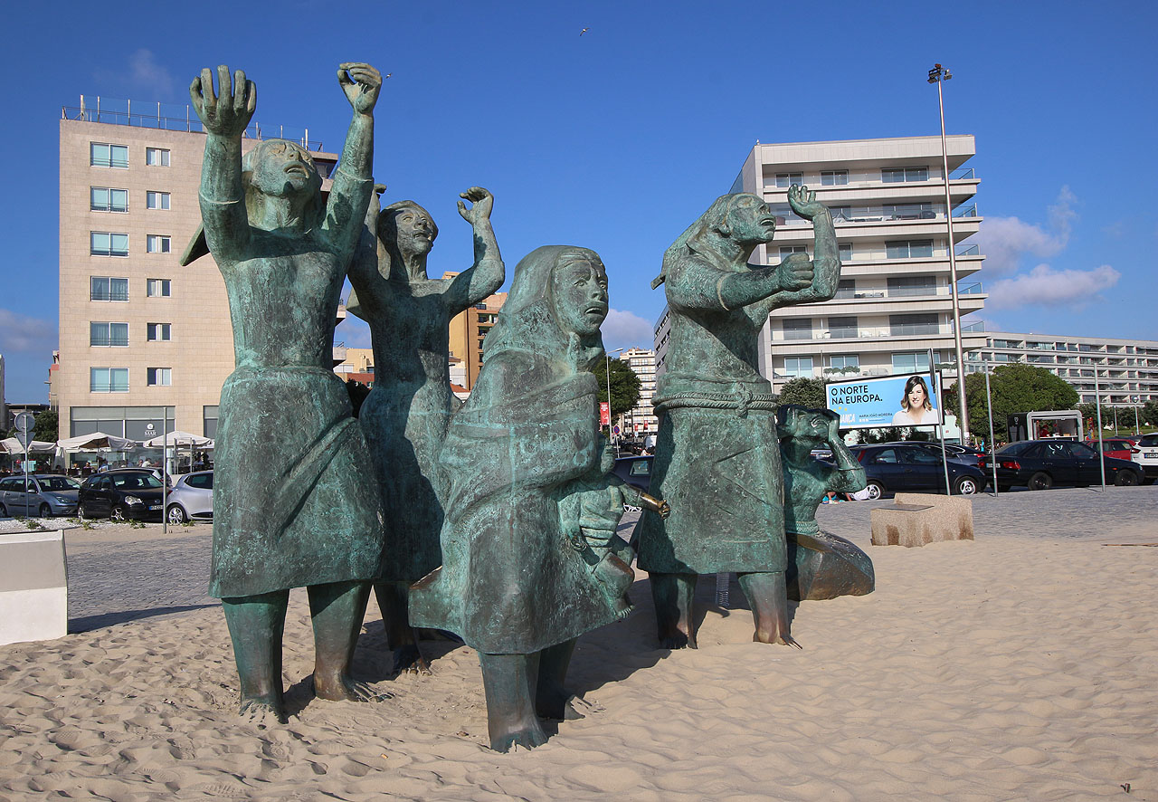 Poslední den jsme strávili v Portu. Třeba koupelí nedaleko pomníku žen rybářů štkajících nad svými utopenými manželi.
