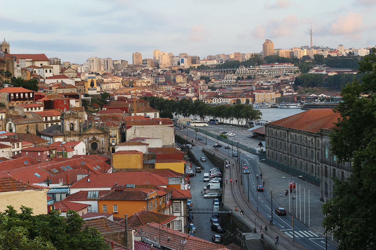 Bez přehánění musím Porto označit za jedno znejhezčích měst, které znám. Členitý reliéf nad zátokou řeky Douro, vlahý vánek od moře, kamenné přístavní domy, sklepy, mosty, tramvaje a metrotramvaje, to všechno činí z Porta ideální místo k životu.