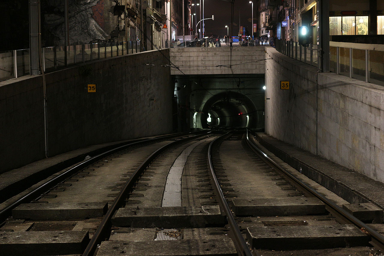 Po mostě jezdí slavná portská metrotramvaj - dopravní systém s bytelnými vozidly, které centrum čtvrtmilionového města podjíždí tunelem a na okrajích se proplétají po ulicích a mezi auty.