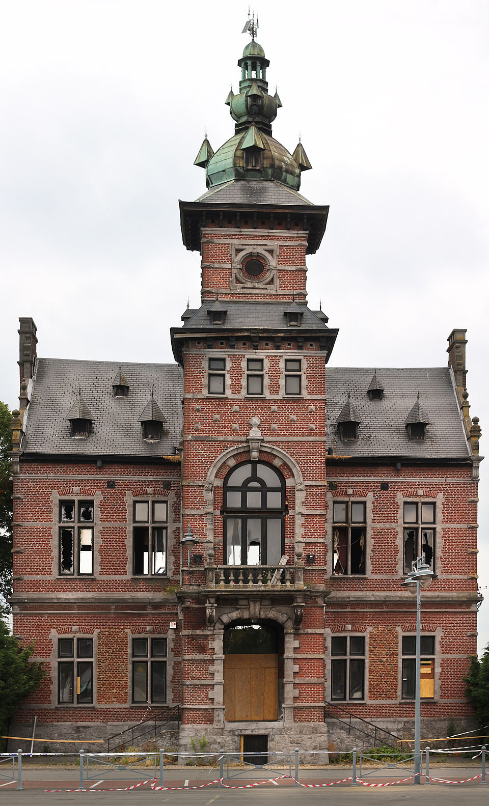 Radnice v místní části Charleroi zvané Ransart utrpěla stejně jako celá původní vesnička intenzivním provozem letiště. Lidé se postupně stěhují pryč od hluku letadle, z domů se stávají ruiny. Ovšem krásné ruiny, jak se na Belgii sluší a patří!