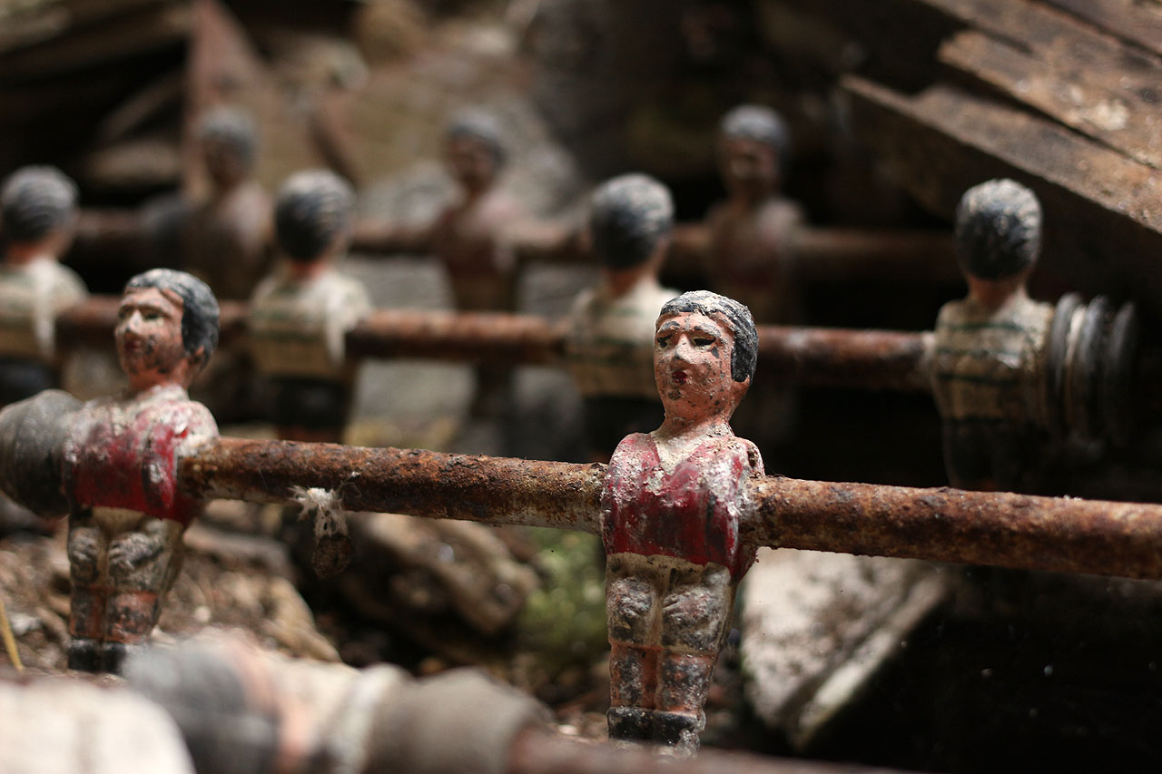 Snad byla v přízemí domu kdysi restaurace nebo tu žil vášnivý hráč stolního fotbálku, kdo ví. Fotbalisté se ale už hezkých pár let na hřišti poněkud nudí.