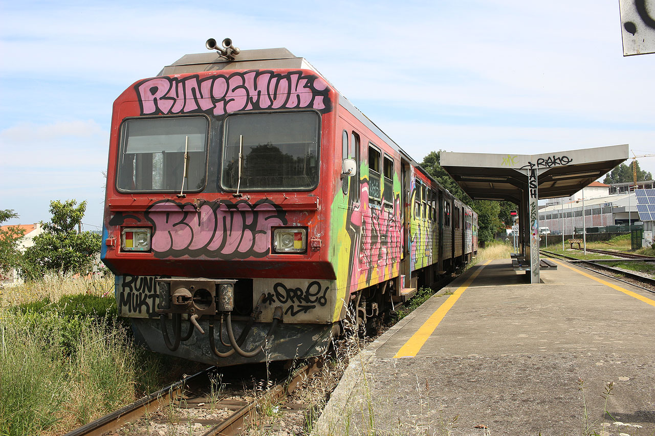 Tohle není urbex, ale provozní souprava úzkokolejné ho vláčku pro ranní spoj Espinho – Oliveira de Azeméis.