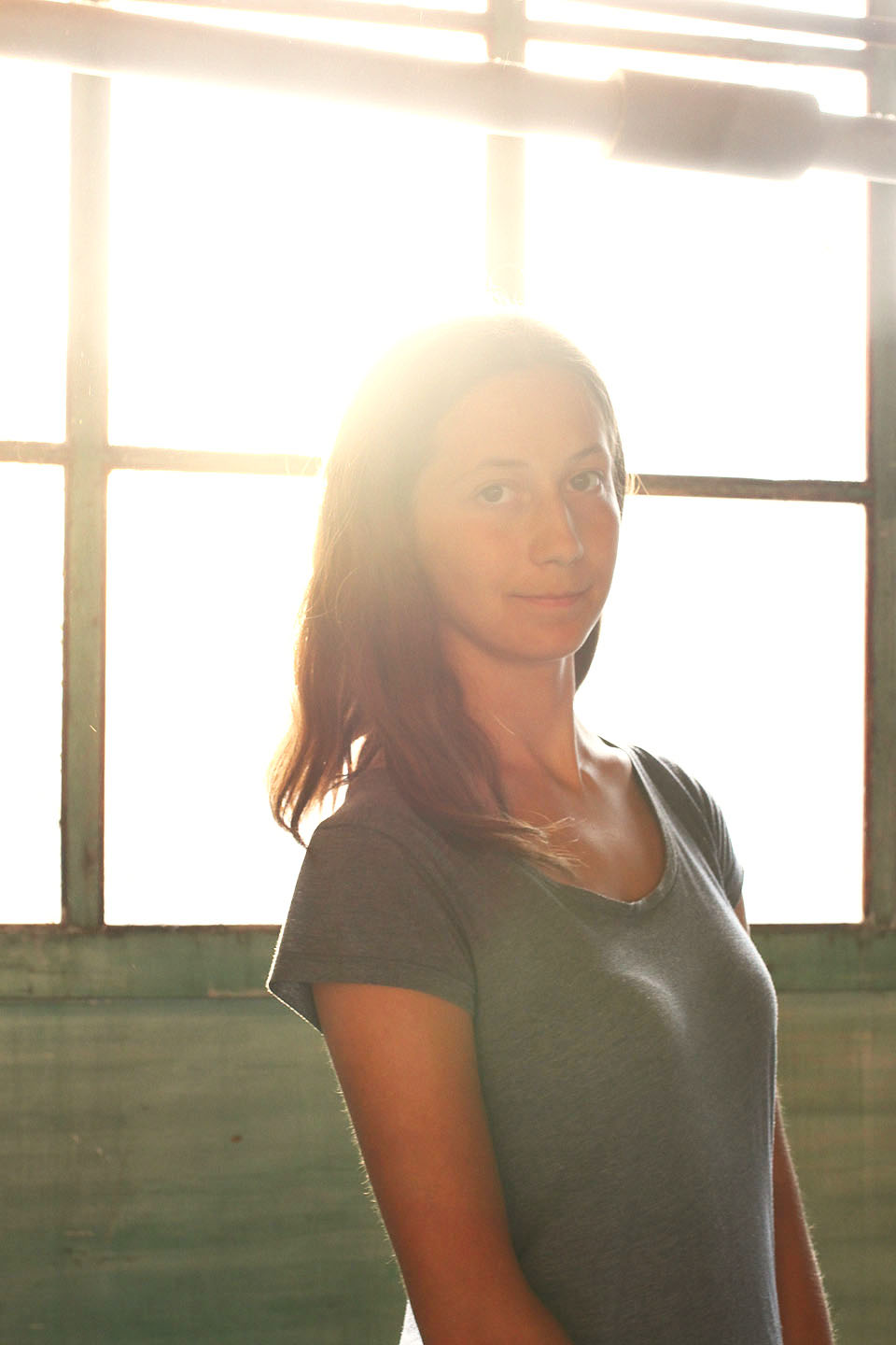 V osm hodin večer už by si někdo mohl myslet, že je na čase jít domů. Ale sluníčko ještě svítí a v továrně je tolik dalších neprozkoumaných míst!