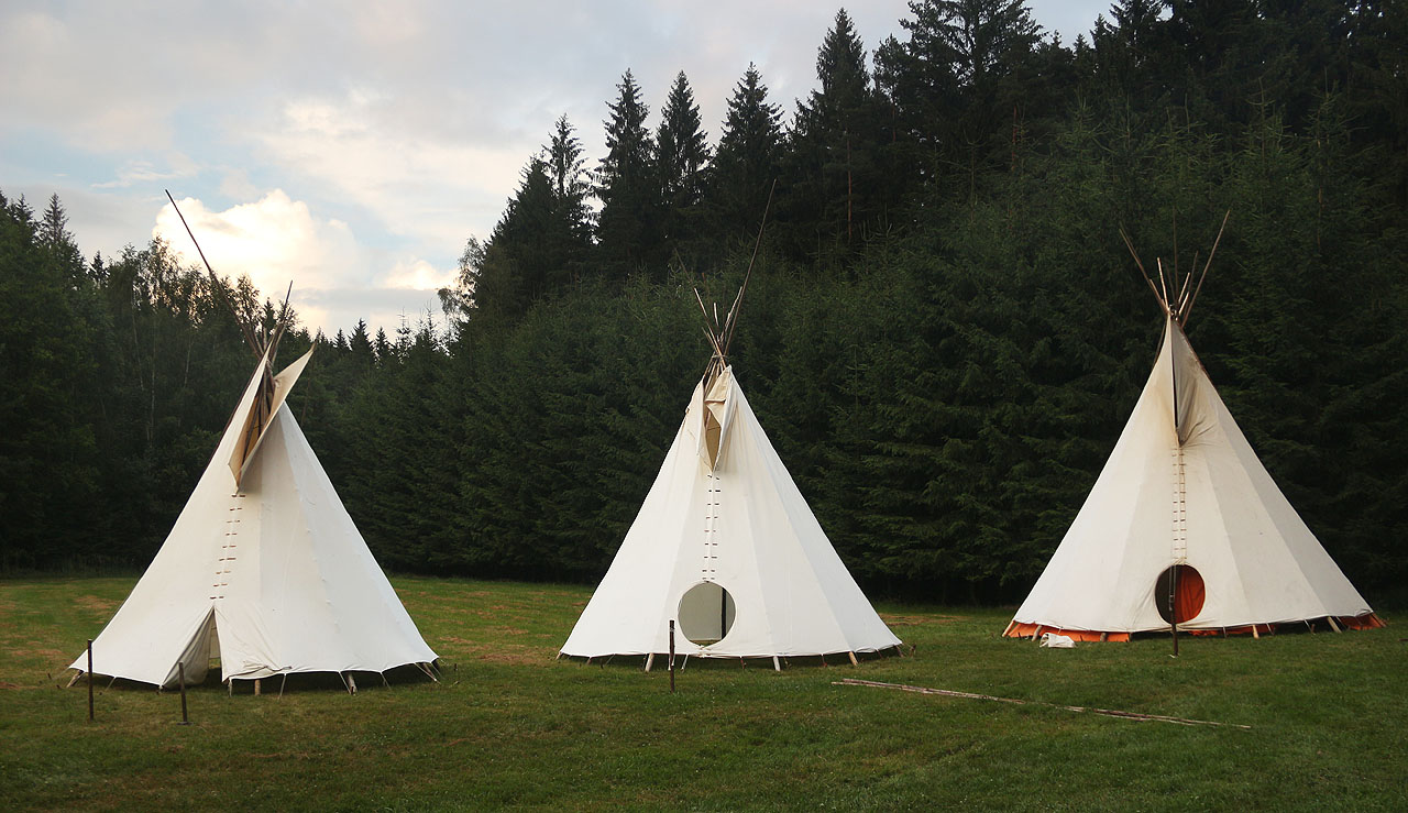 Tábořiště je víceméně hotovo. Večer přijedou děti a tábor může začít!