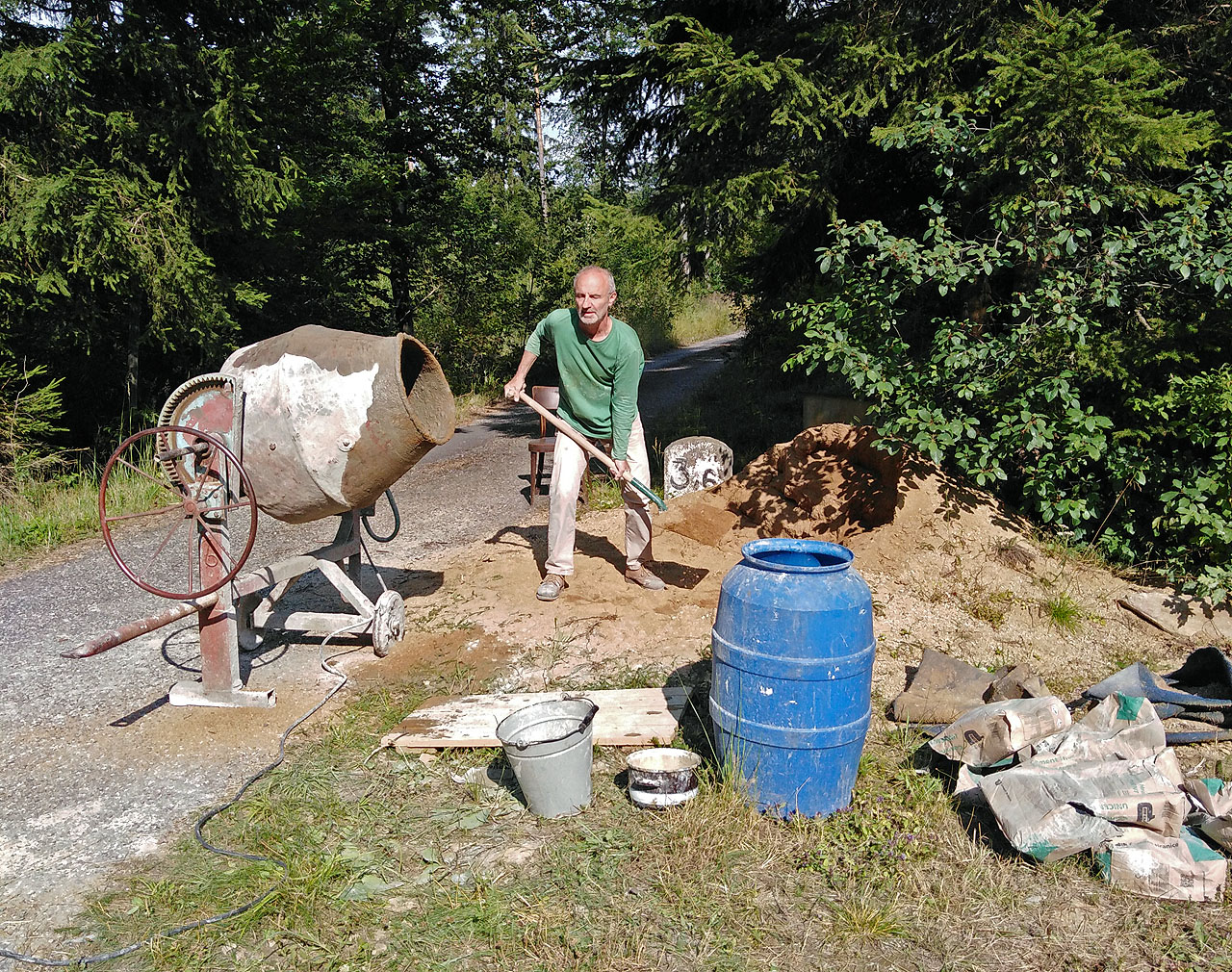 Karel stál celý den u míchačky (děkujeme za půjčení Vladanovi!) a činil se.