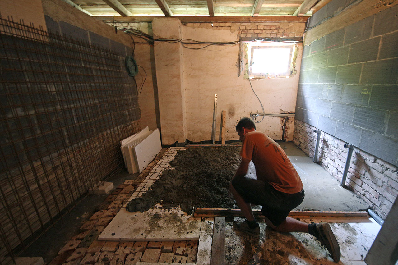 Vojta a já jsme se střídali v donášení betonu a pokládání vrstvy na vyvýšenou podlahu v koupelně.