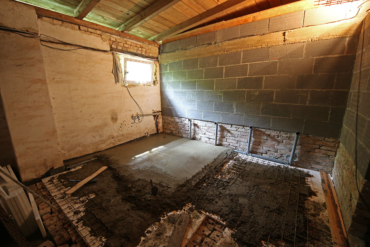 Místnost o rozměrech 4 m × 4 m nám zabrala prakticky celý den.