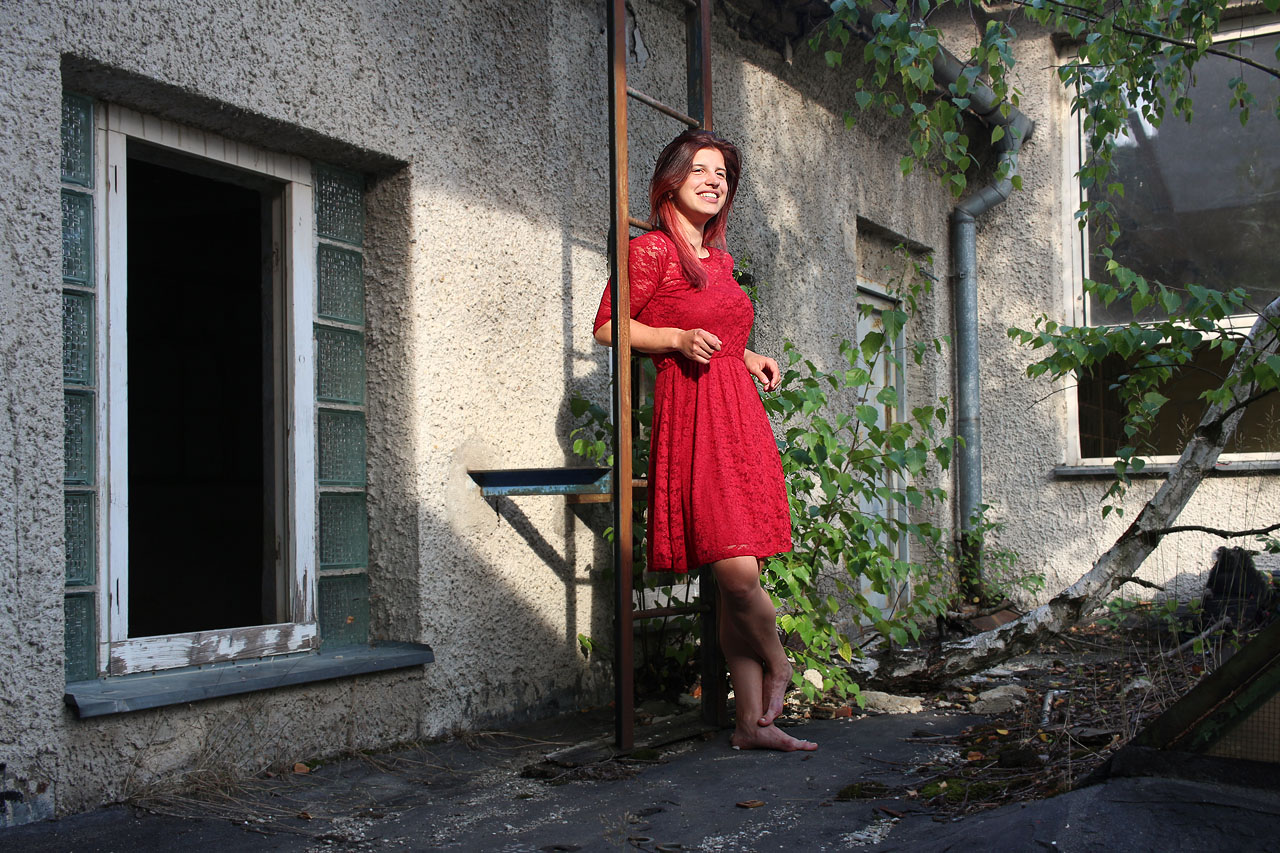 Romantické červené šaty jako kostým č. 3 v paprscích červencového slunce.