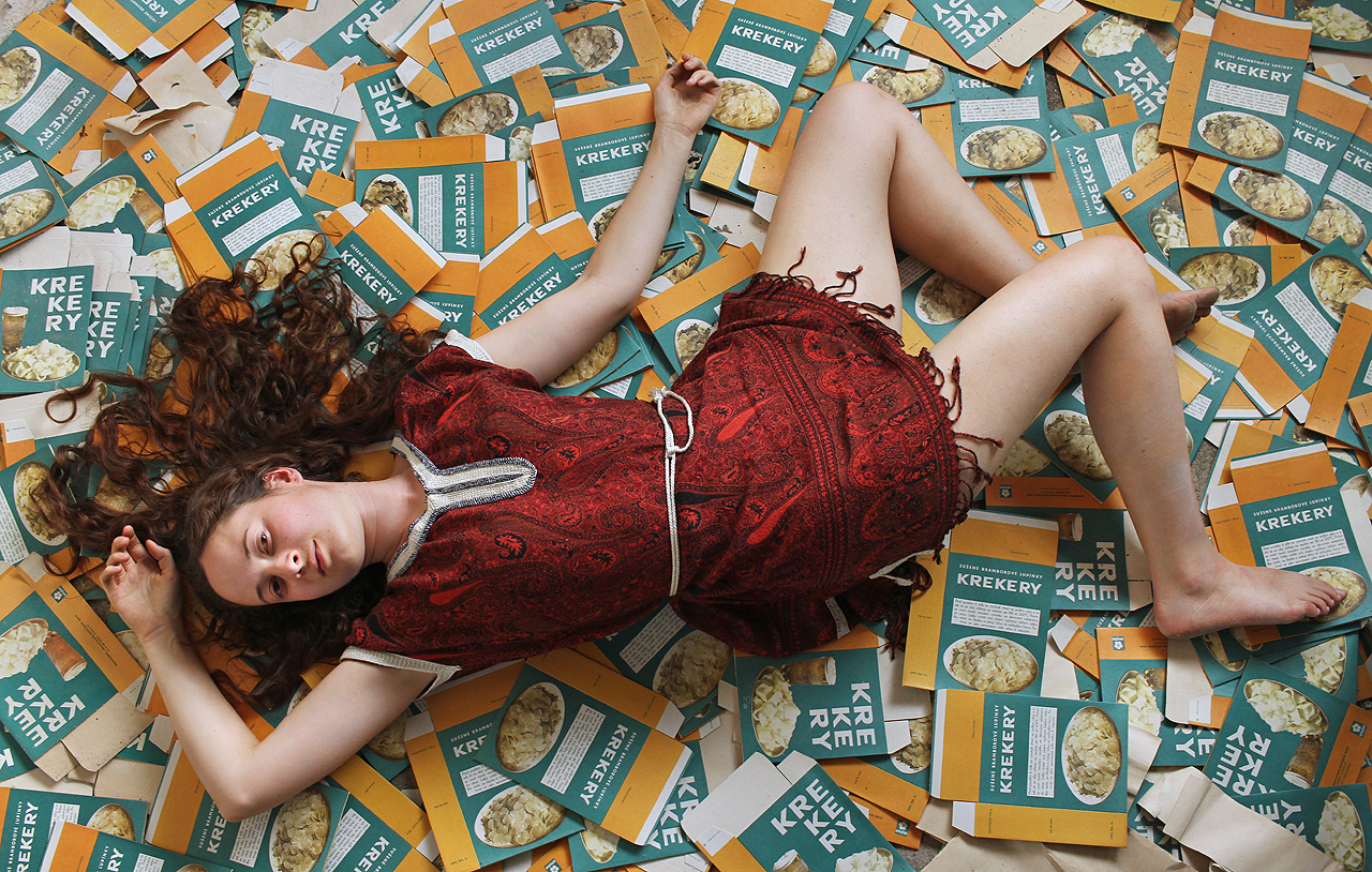 Ve škrobárně se kdysi vyráběly krekery na smažení. Dodnes uvnitř zbyla obří hromada prázdných rozložených krabic.