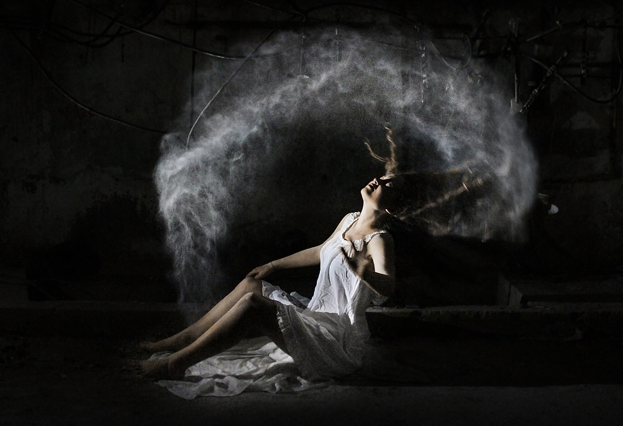 Také v umělém světle lze s moukou vyčarovat zajímavé fotky.