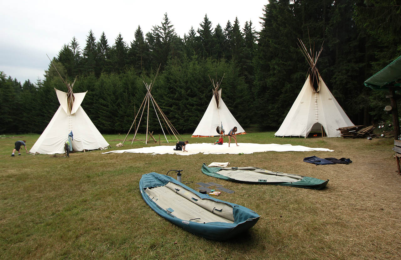 A tábor se mění na obraz zkázy a zmaru.