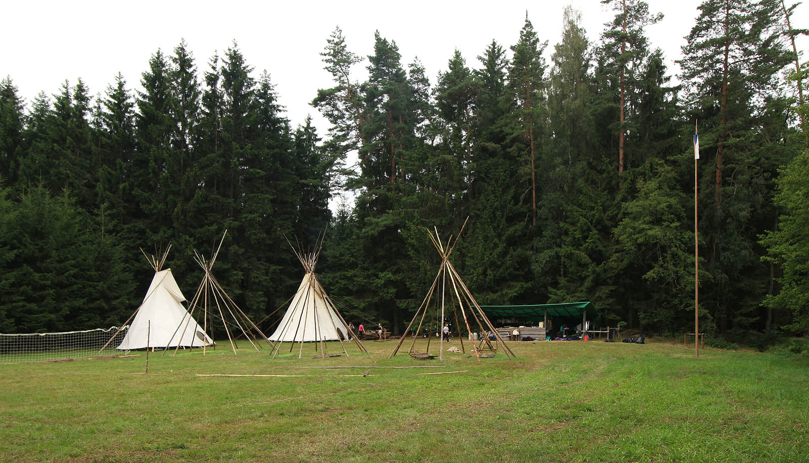 Zbývá už jen vedoucovské a kuchyňské týpí. Poslední noc budeme spát pod širákem.